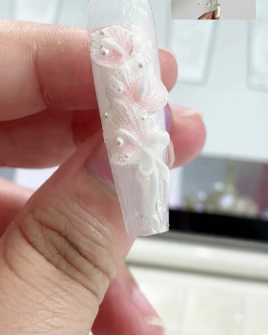 Una vista ravvicinata del gel da scultura arrotolato in una striscia sottile e appiattito su ununghia.