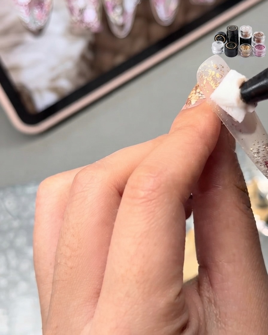 Una spugna o un applicatore che tampona il gel base nude sulla superficie dellunghia.