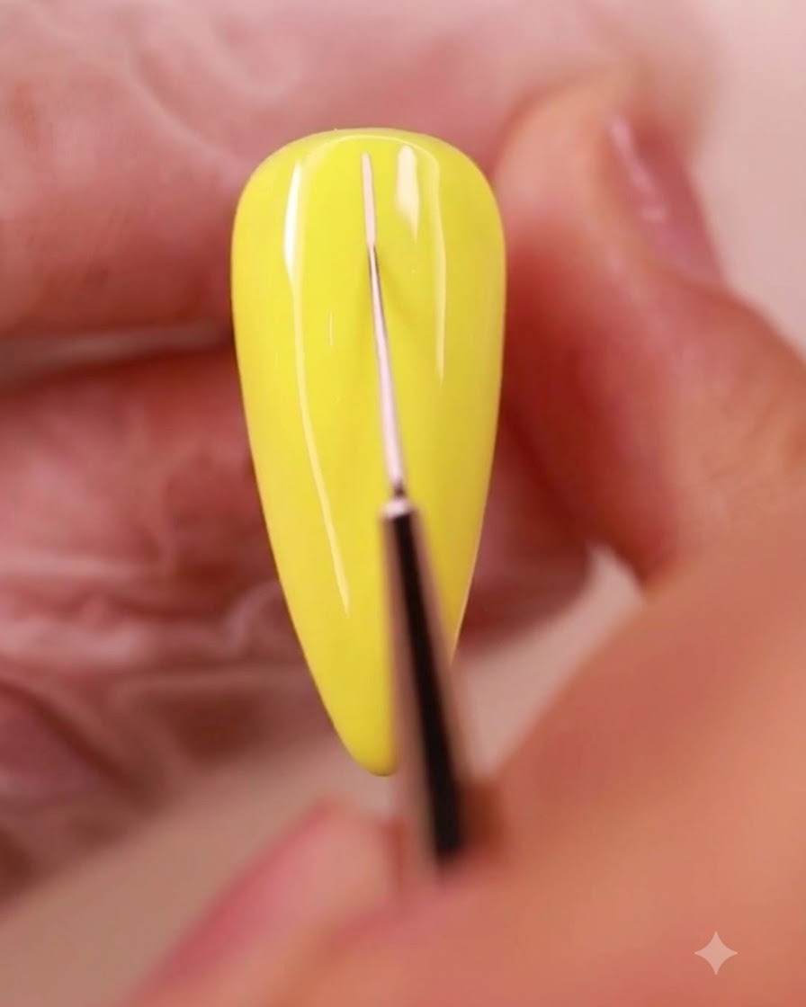 Un pennello liner sottile disegna linee di griglia bianche e sottili su una superficie ungueale dipinta di giallo.