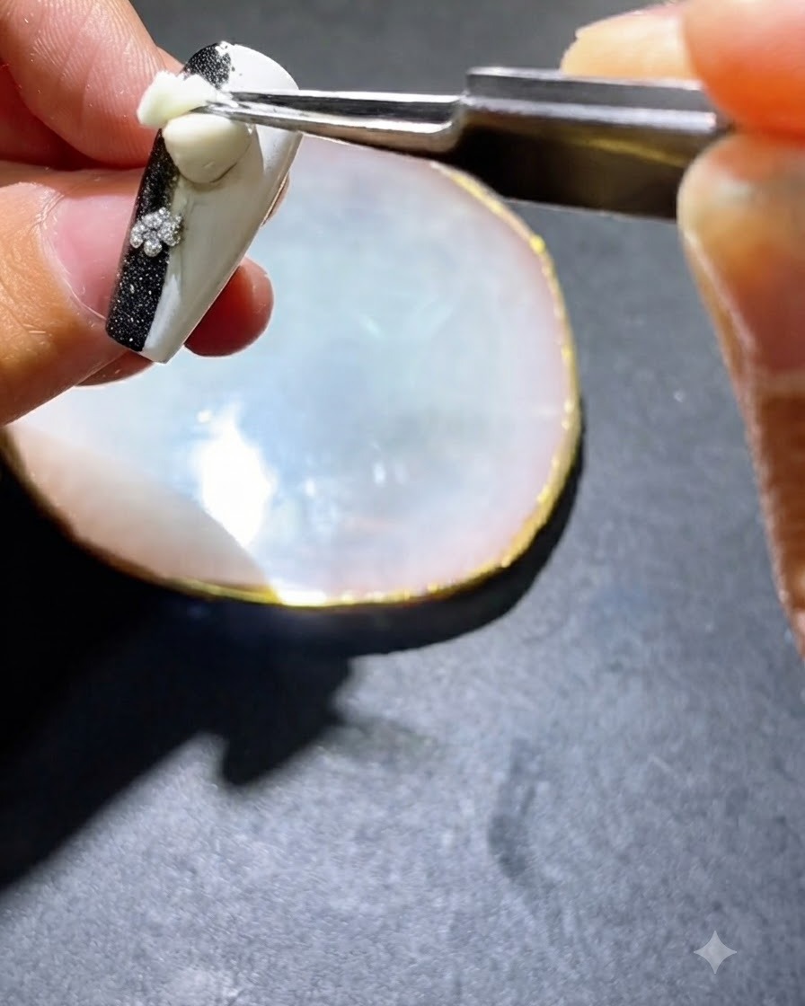 Uno strumento o un pennello che applica lo smalto gel nero ai lati di ununghia decorata.