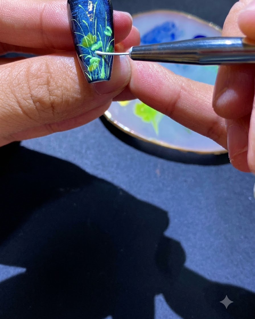 Uno strumento di dettaglio fine che preme fuori i contorni dei petali di margherita su ununghia.