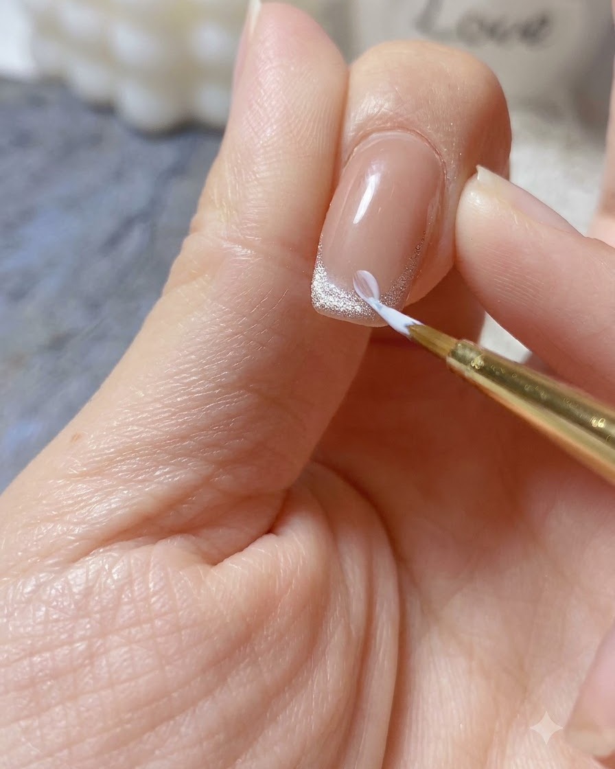 Un pennello fine applica una goccia di gel denso bianco in rilievo per formare il petalo di una margherita 3D sulla punta dellunghia.