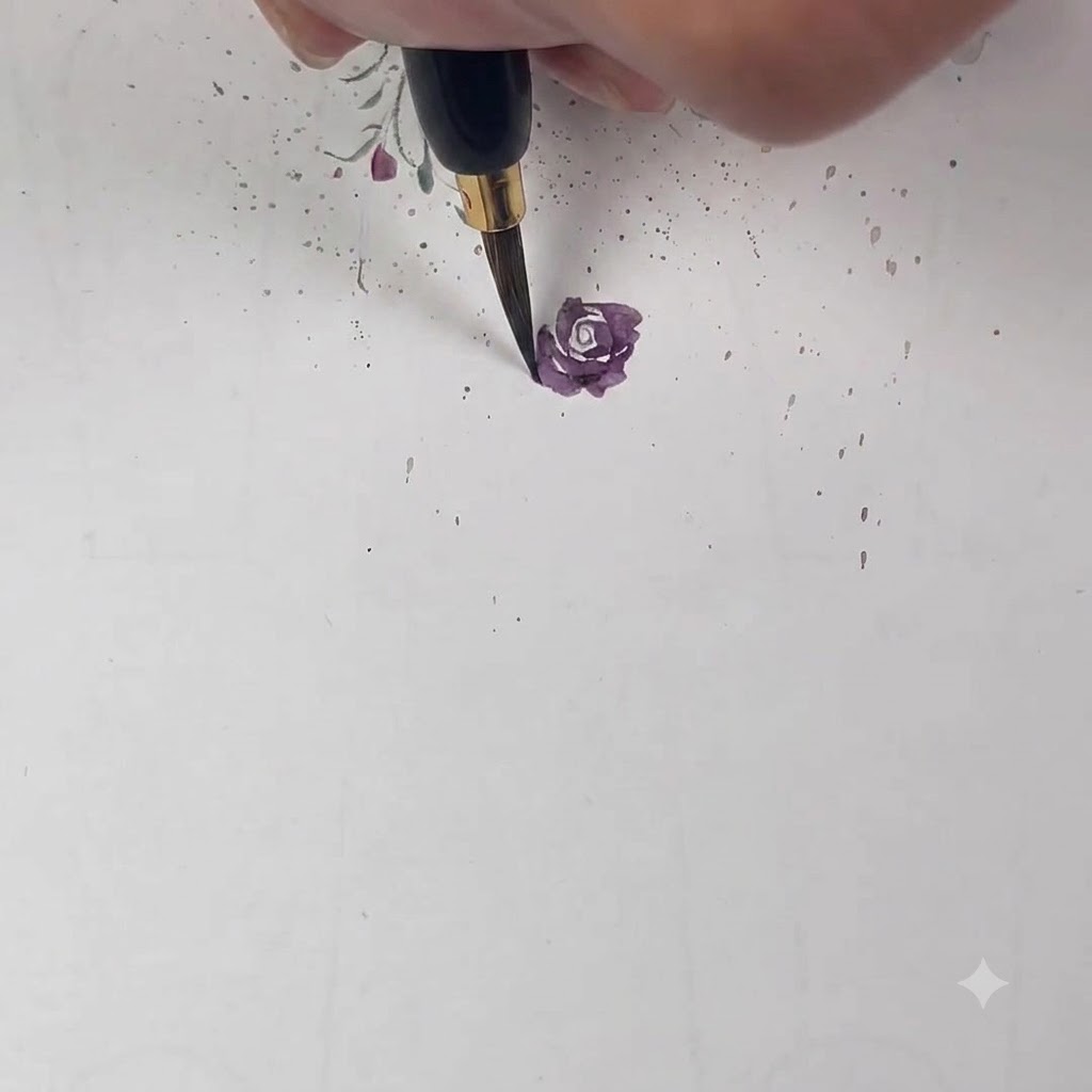 Un pennello fine aggiunge un petalo viola più chiaro che si sovrappone allo strato precedente della metà.