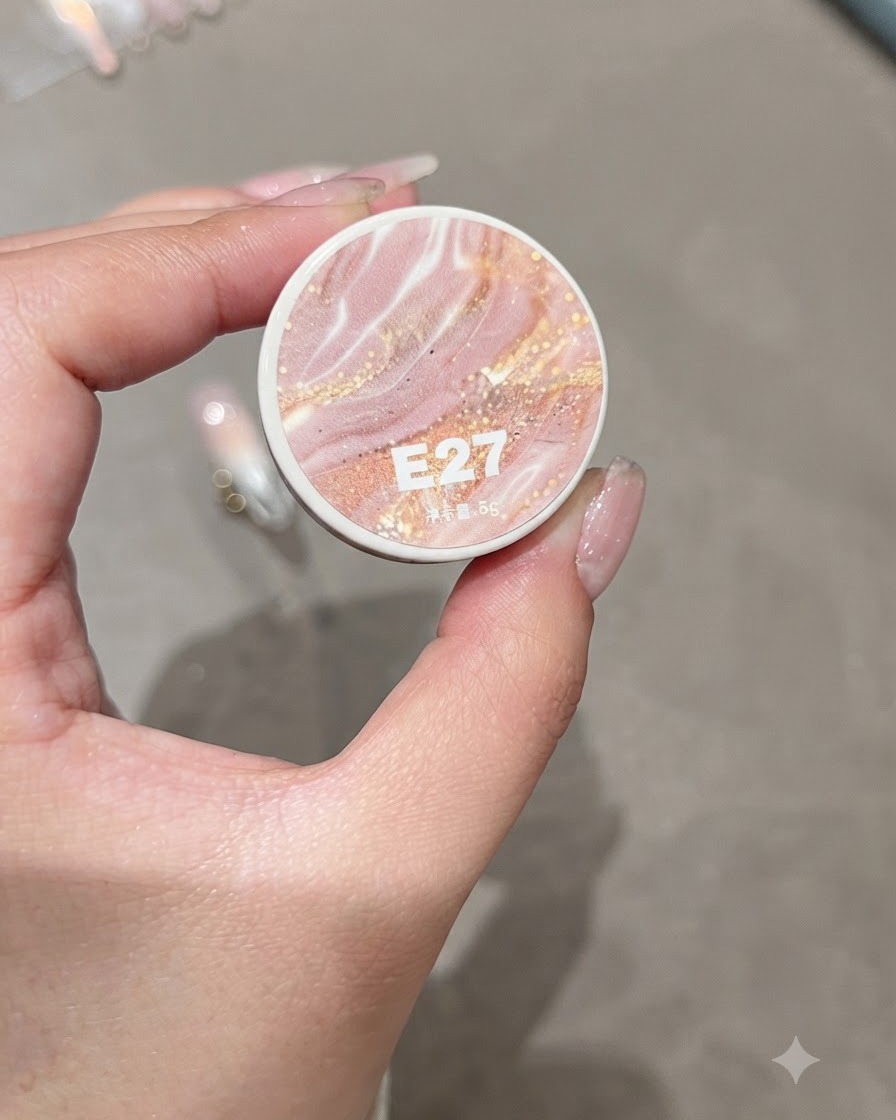 Un barattolo di gel Qijimiaomiao E27 tenuto in mano.