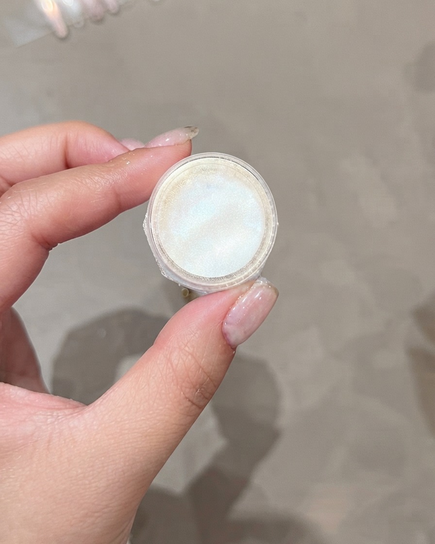 Un barattolo di polvere brillante utilizzata per le finiture.