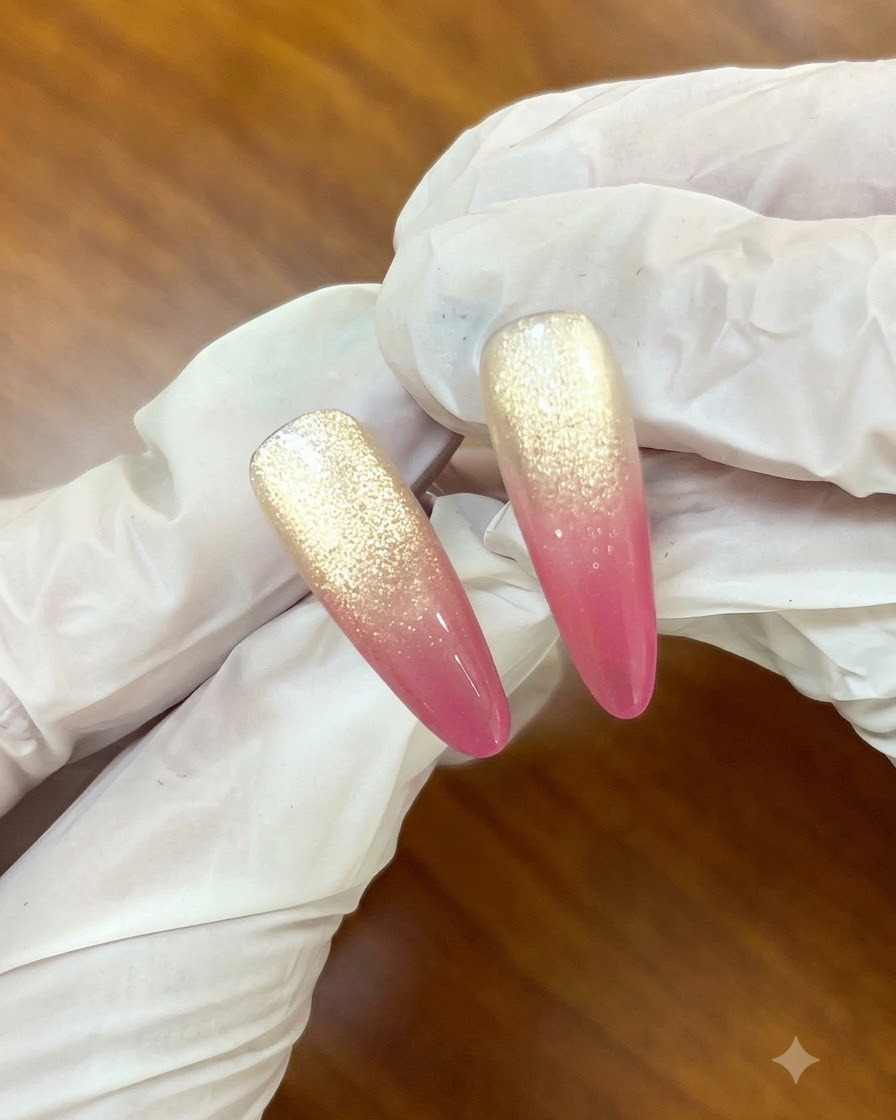 Un piccolo magnete che scorre lungo il lato sinistro di ununghia rivestita di gel per affinare i glitter cat-eye.