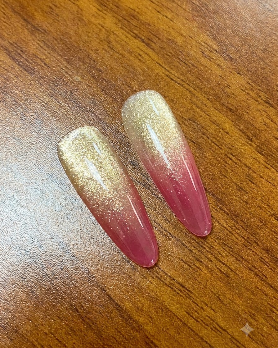 Un magnete tirato dalla punta alla base dellunghia per regolare leffetto brillante.