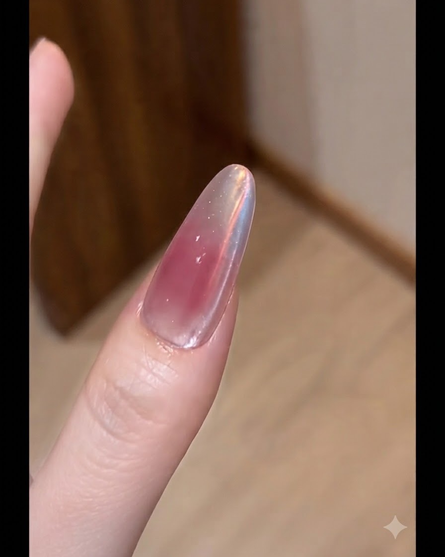 Un pennello piatto che applica un sottile strato di gel colorato nude su ununghia ricostruita.