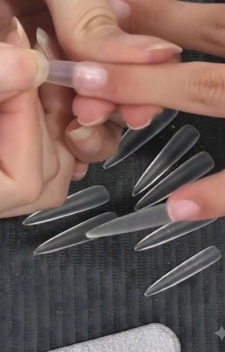 Una tecnica che mostra la pressione di una tip a mandorla trasparente su un dito naturale usando un metodo di posizionamento ad alta inclinazione.