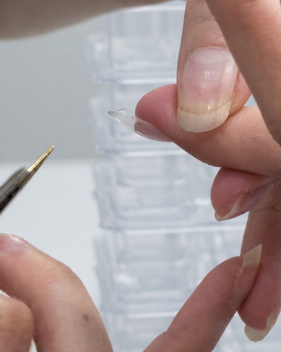 Un dito capovolto brevemente per livellare il gel costruttore e creare una struttura dellapice naturale.