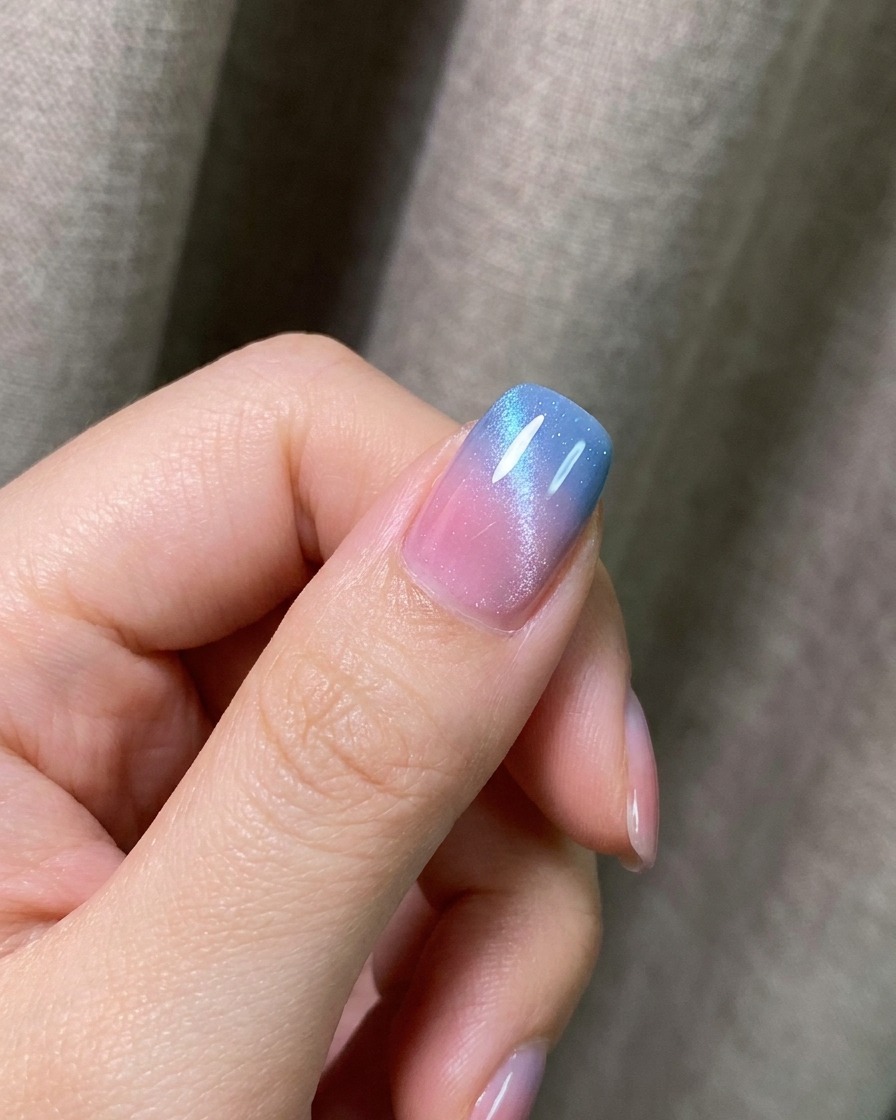 Un tip di unghia in fase di polimerizzazione sotto una lampada UV/LED dopo lapplicazione del top coat opaco.