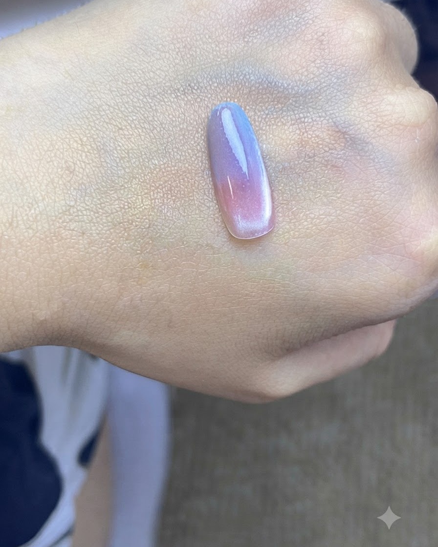 Un tip di unghia inserito sotto una lampada di polimerizzazione UV dopo aver applicato il secondo strato di blu.