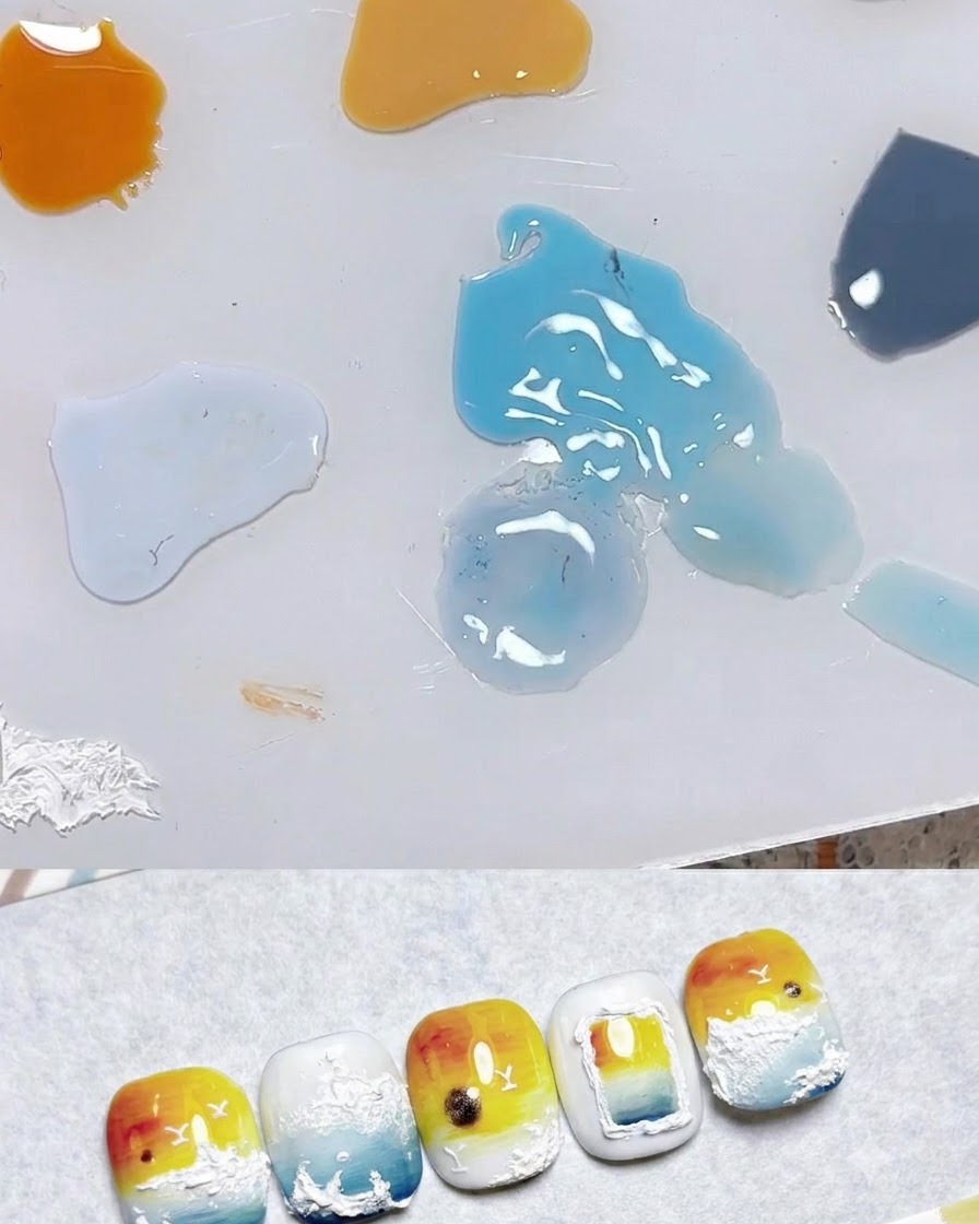 Una tavolozza di miscelazione che mostra gocce di vari colori di gel tra cui giallo pallido, arancione e blu accanto a campioni di nail art.
