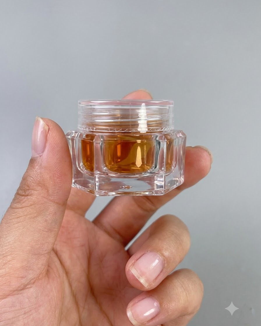 Un piccolo barattolo di gel effetto vetro color ambra ad alta trasparenza n. 9 tenuto in una mano.
