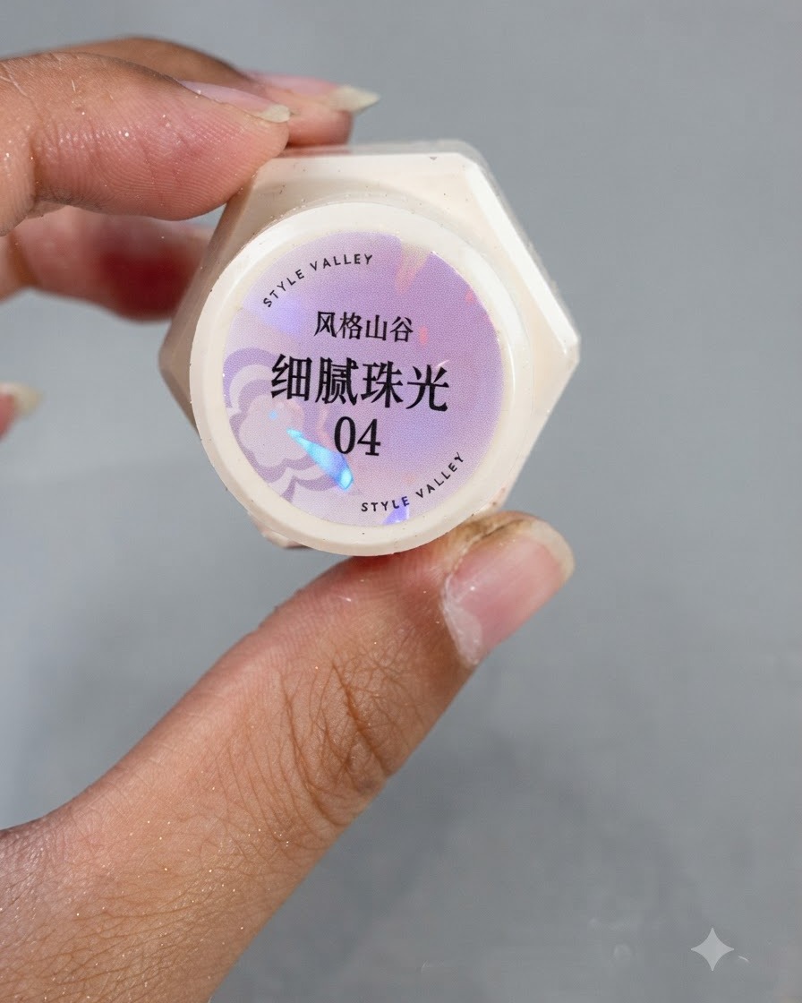 Un pennello che applica il gel perlato numero 4 sulla superficie di ununghia.