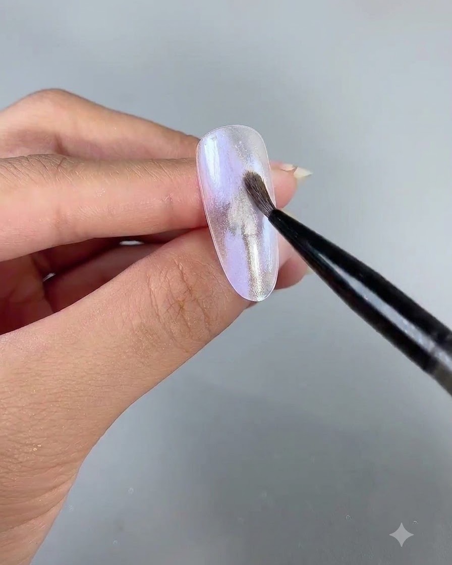 Un pennello liner fine per nail art che applica il delicato gel perlato numero 3 sulla superficie dellunghia.