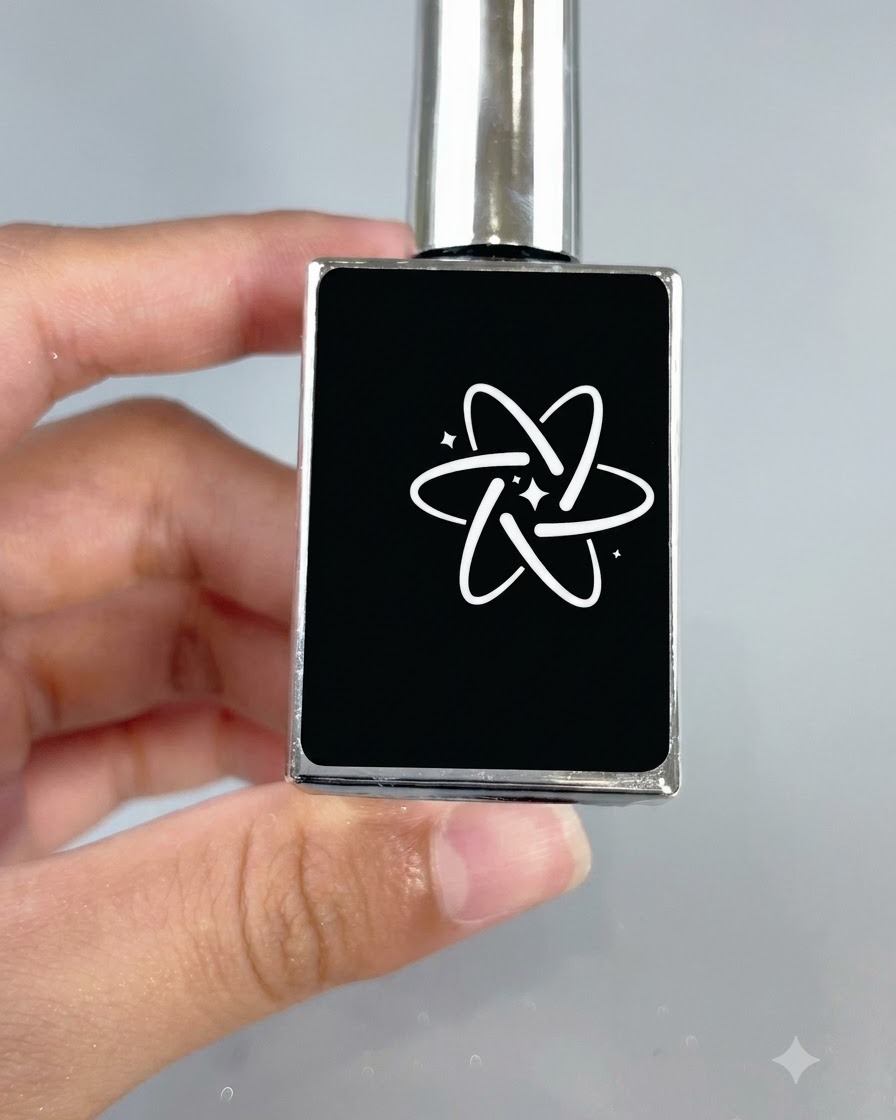 Un elegante flacone nero che rappresenta il soft builder gel con un logo bianco a forma di stella.