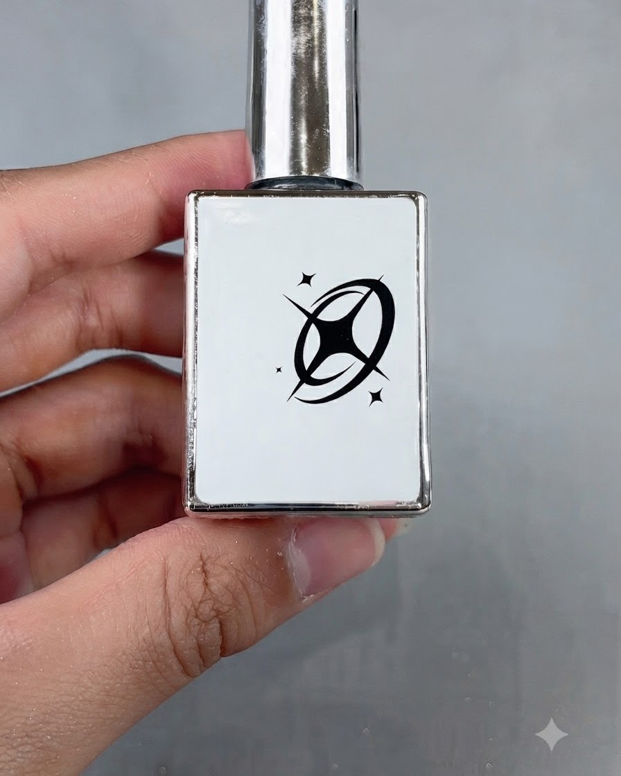 Un flacone di gel autolivellante bianco lattiginoso tenuto in mano, pronto per lapplicazione.