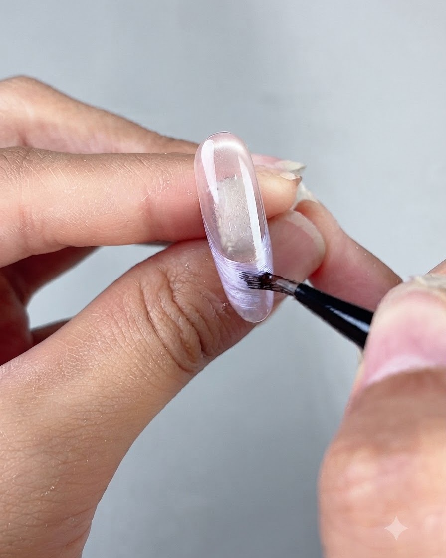 Un pennello liner fine per nail art che disegna una linea french perlata su unestensione trasparente scolpita.