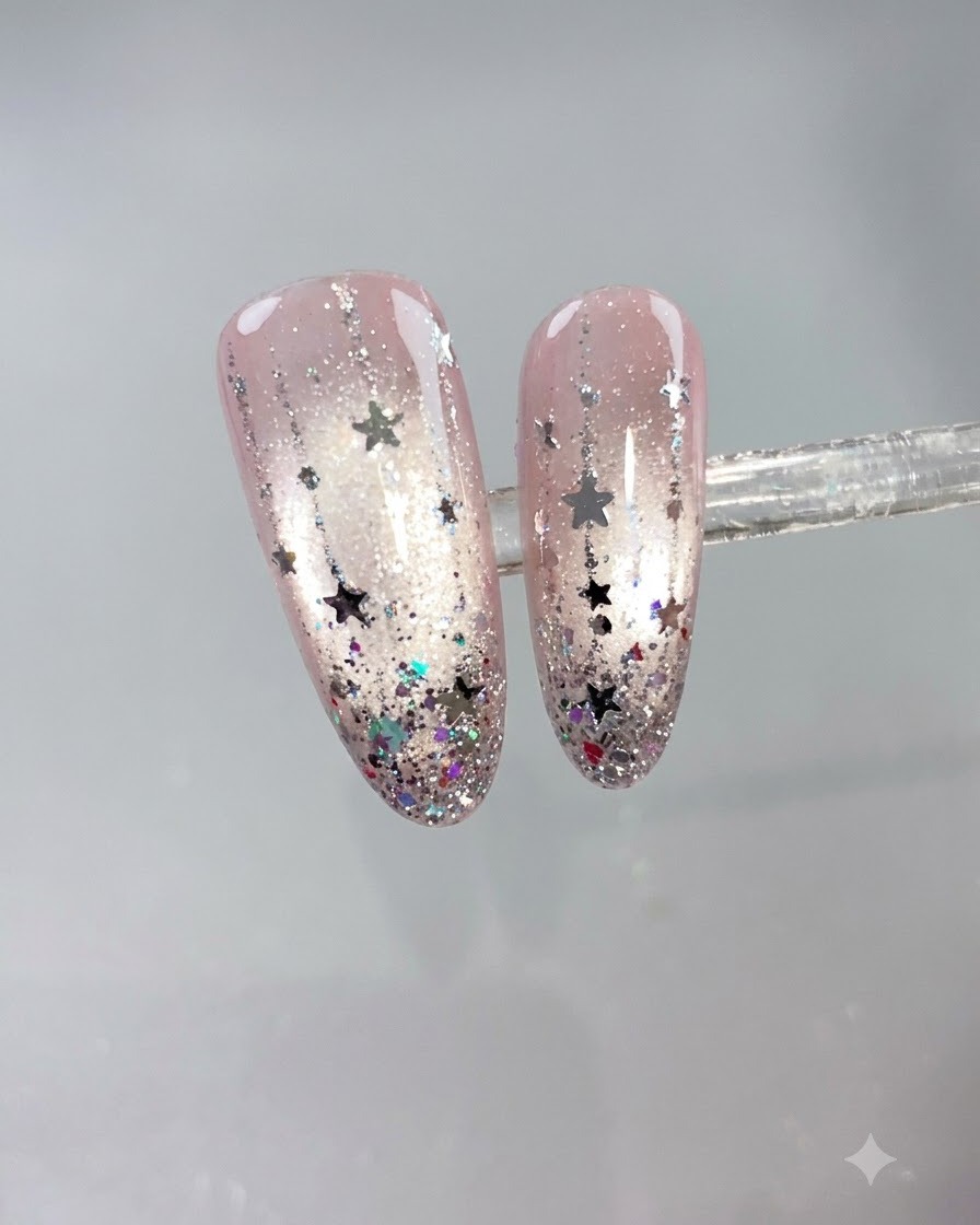 Un pennello da unghie che stende uno strato liscio di gel base in resina D04 rosa chiaro su ununghia naturale.