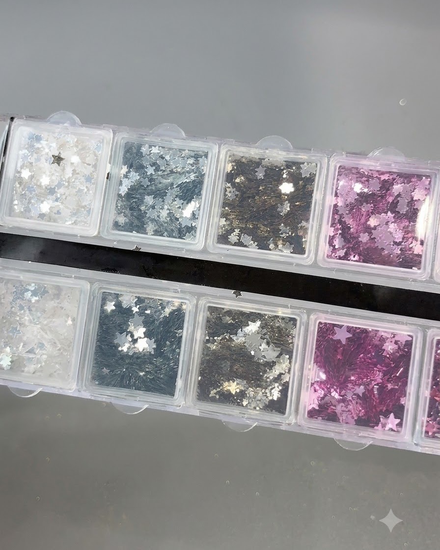 Una ruota aperta di varie forme di paillettes decorative e adesivi a forma di stella.