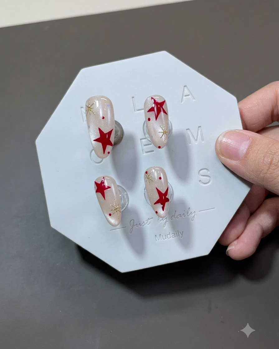Un pennello per top coat che applica uno strato finale lucido sopra lunghia decorata con stelle completata.