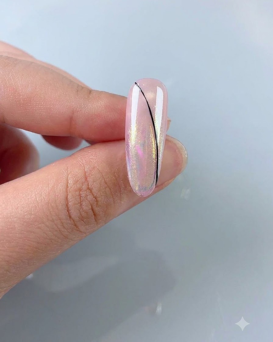 Un pennello a punta fine che disegna una delicata linea nera curva su ununghia rosa aurora.