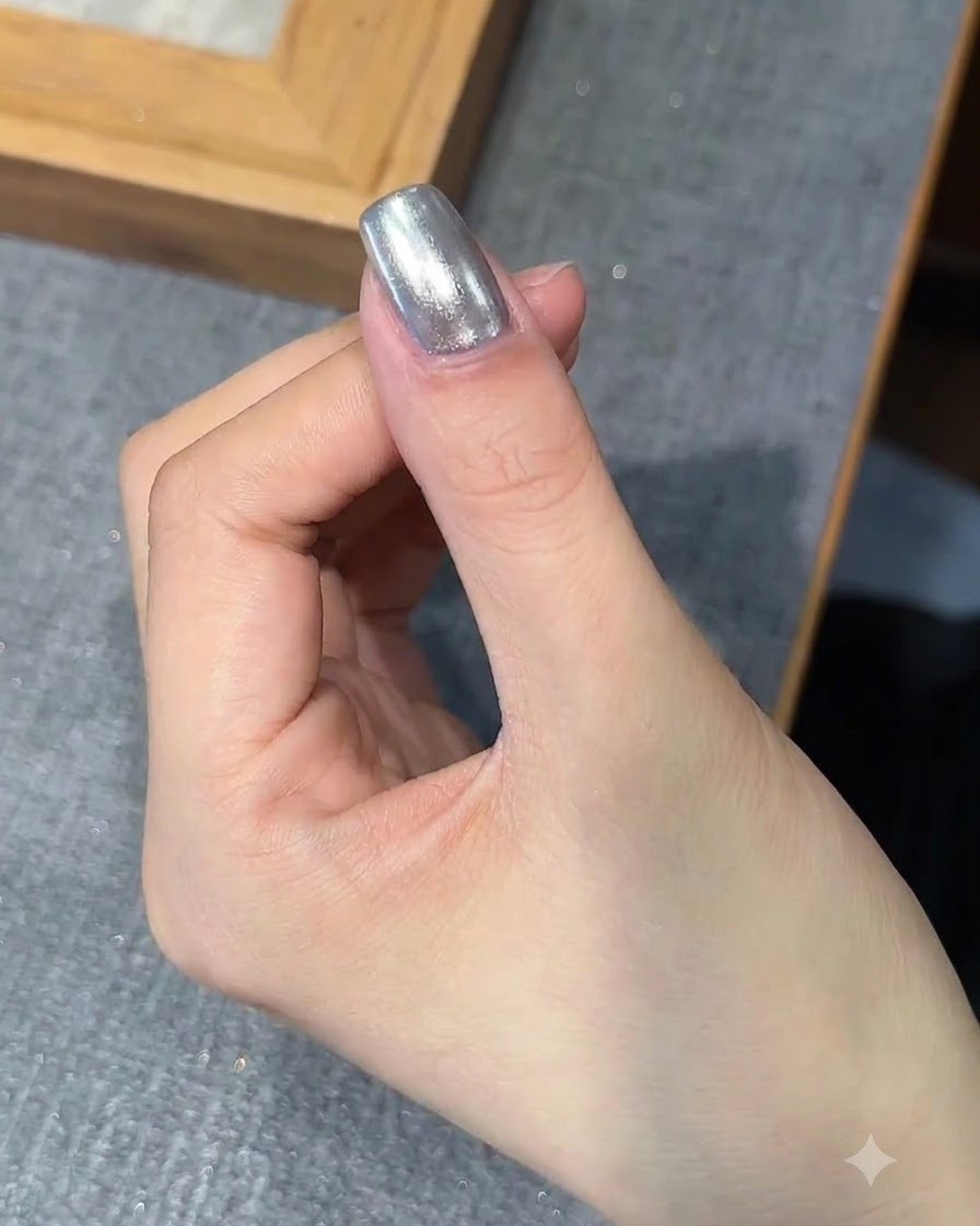Un pennello che applica uno strato di base gel sopra lunghia rifinita con il cromo.