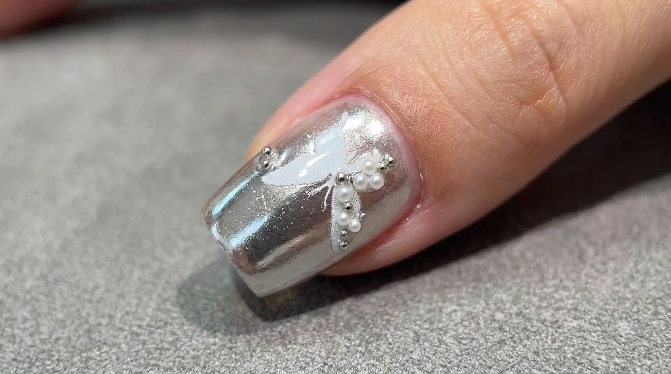 Nail Art con Farfalla in Cromo Argento — Tutorial Passo dopo Passo