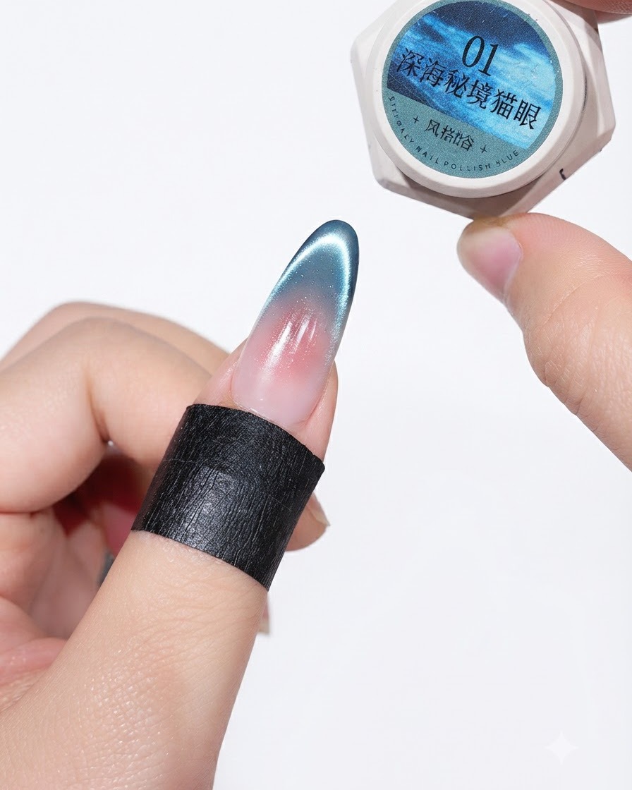 Un barattolo di gel cat eye Deep Sea Secret No. 1 esposto accanto a un design per unghie polimerizzato.