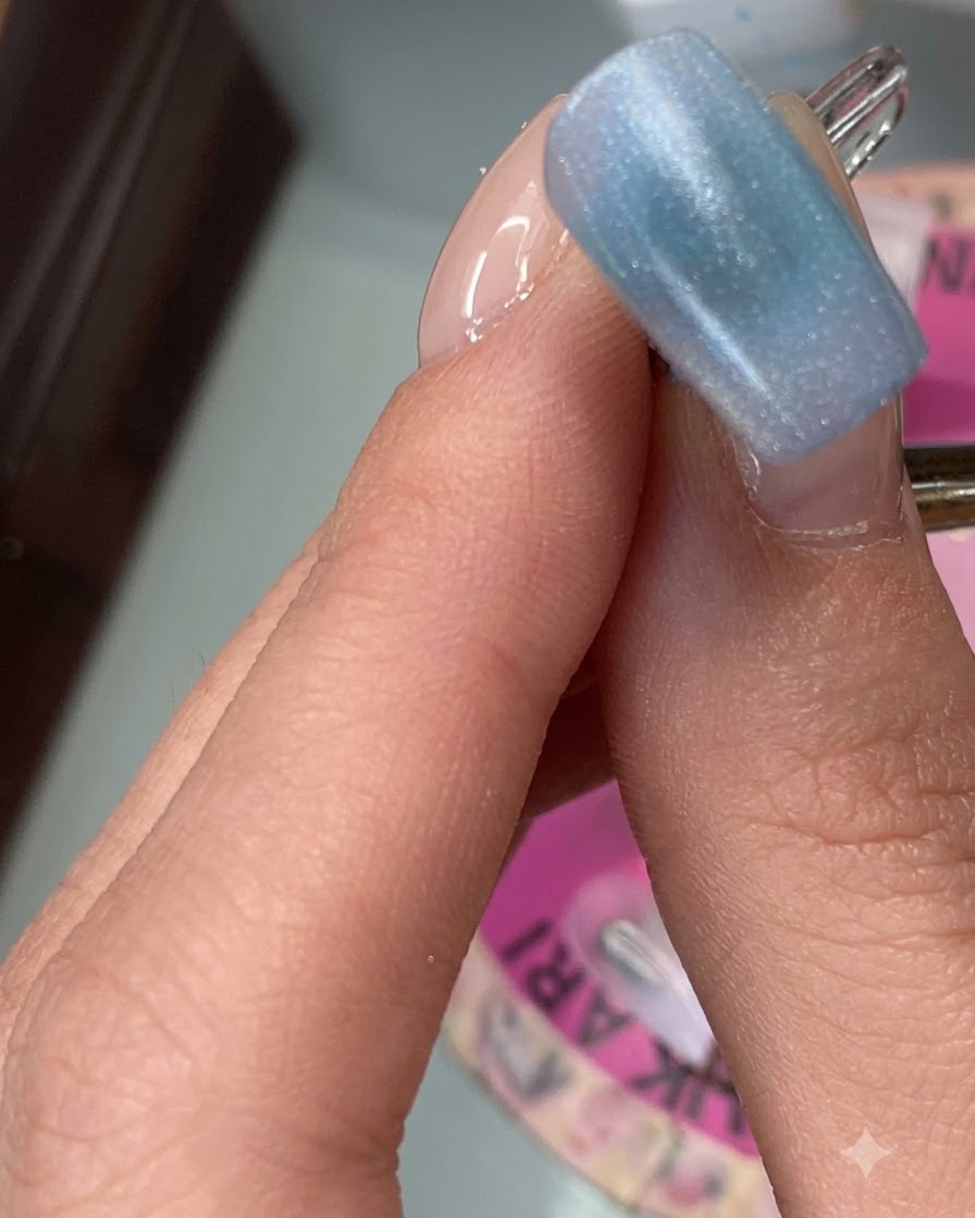 Ununghia del dito indice che mostra un primo strato uniforme di gel color sesamo nero.