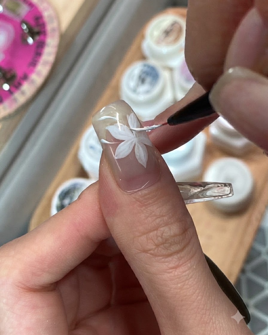 Un pennello sottile che sfonde blocchi di colore in gel rosa e viola adiacenti su ununghia anulare.