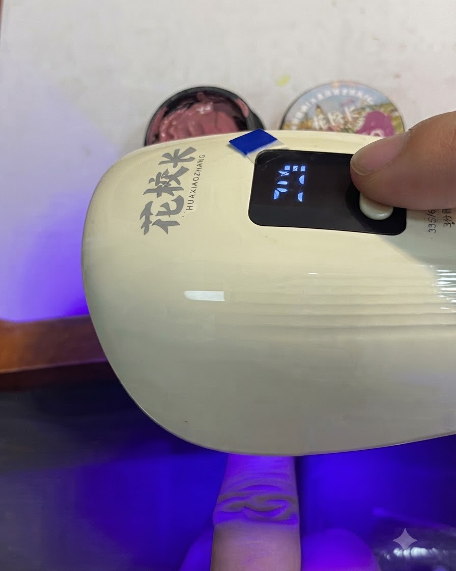 Un pennello che applica un gel cat-eye rosa bean paste dorato e brillante in modo uniforme su tutta la superficie dellunghia.