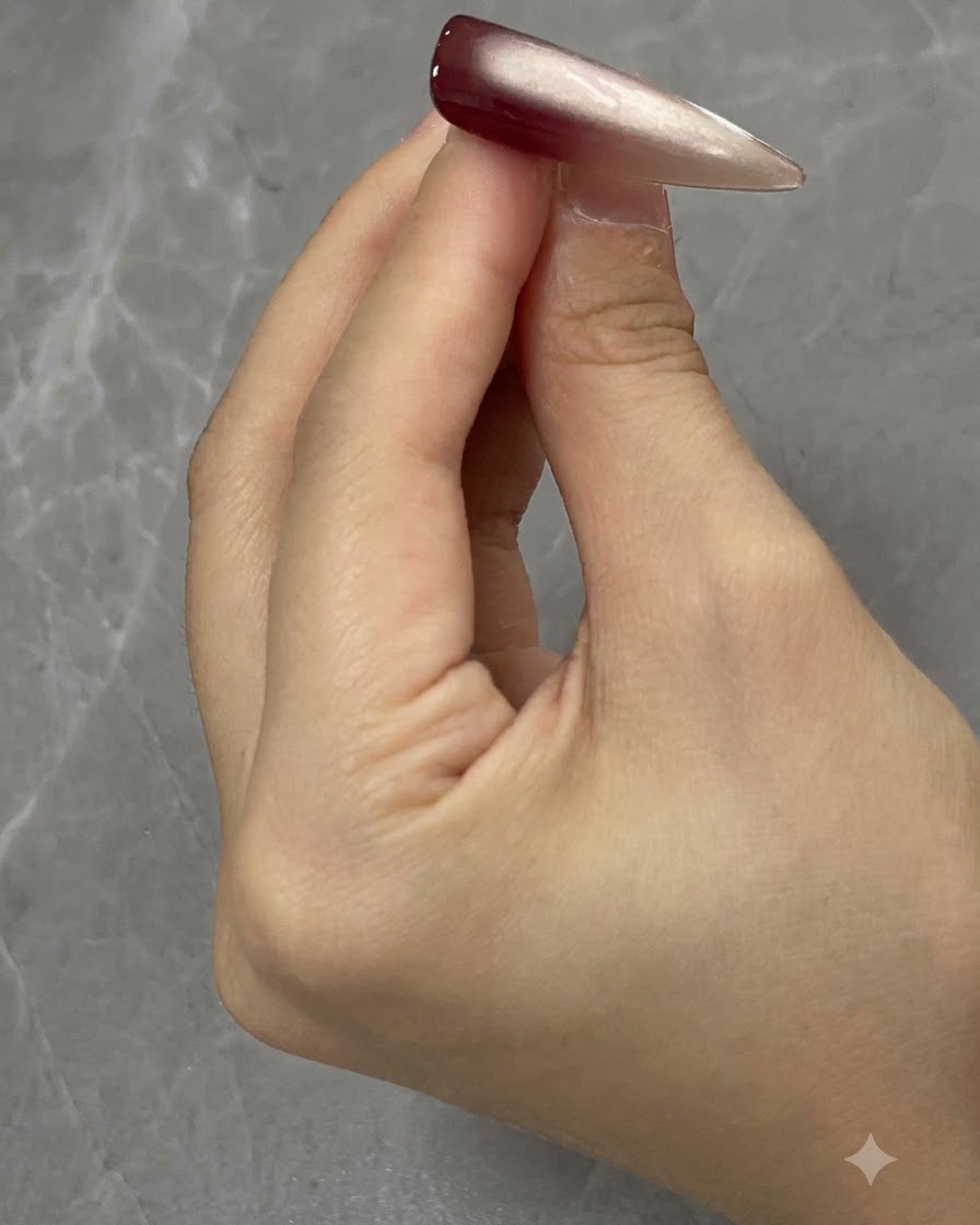 Applicazione di un secondo strato di gel cat eye sulla superficie dellunghia.