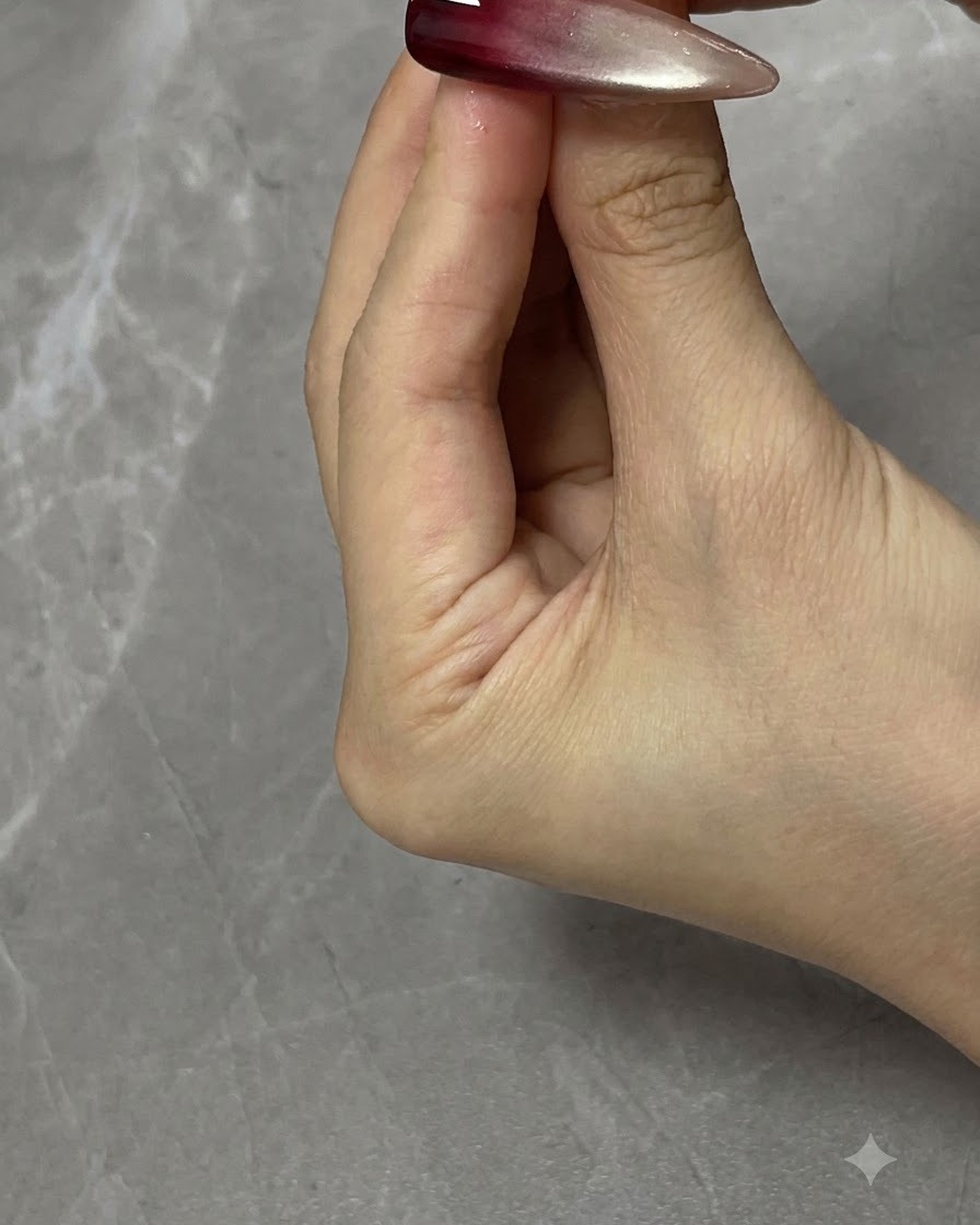 Un dito che tampona delicatamente la superficie del gel fresco per diffondere le linee dure e creare una transizione sfumata ombre.