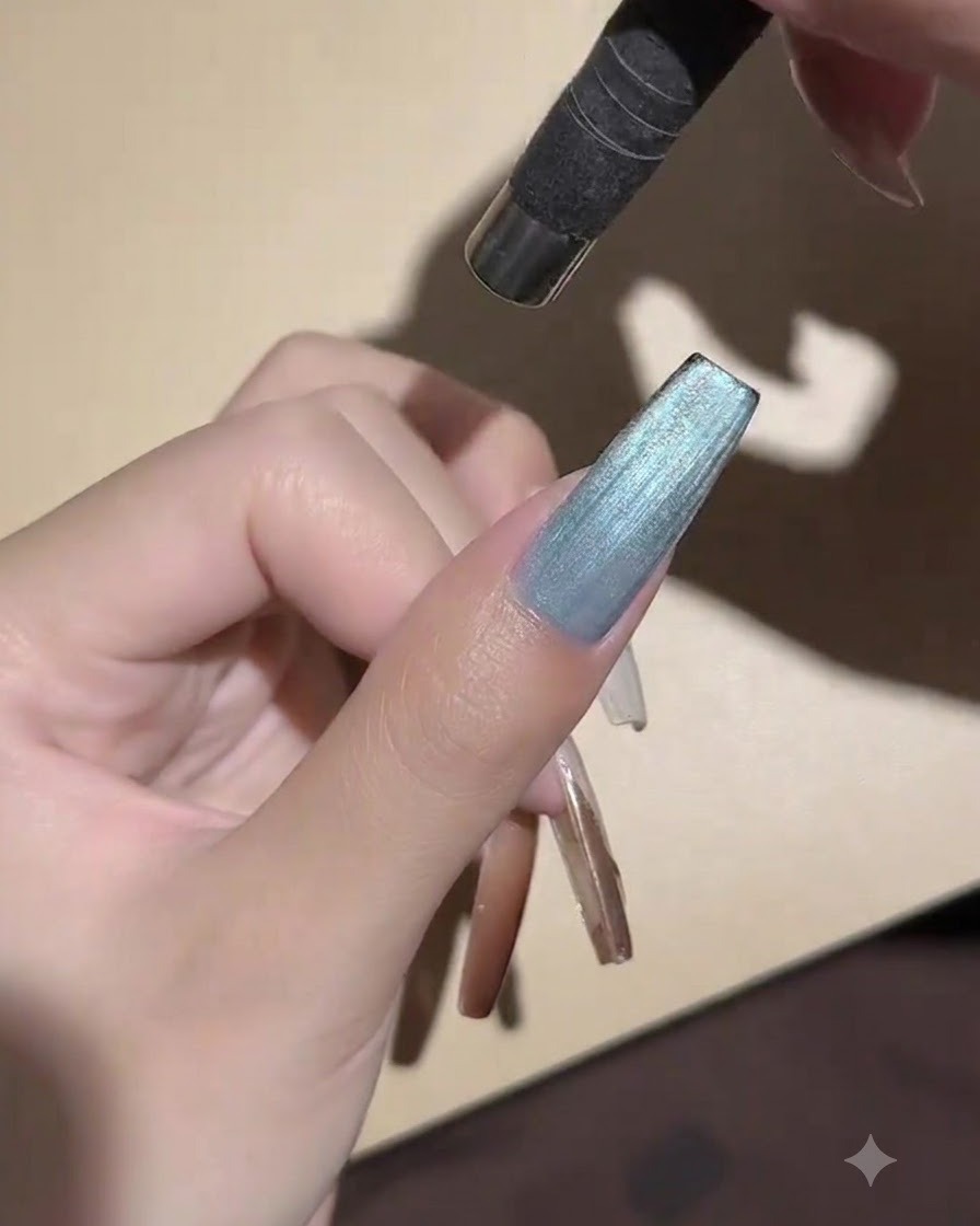 Una mini lampada UV LED portatile posizionata direttamente sopra ununghia dipinta per polimerizzare il gel cat-eye.