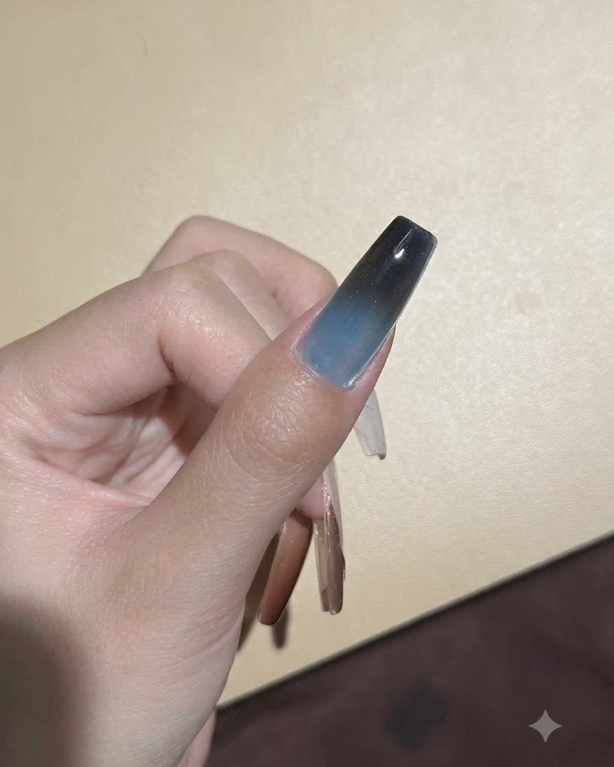 Una spugnetta tampona il pigmento scuro sulla punta superiore di ununghia in gel per approfondire la transizione dellombré.