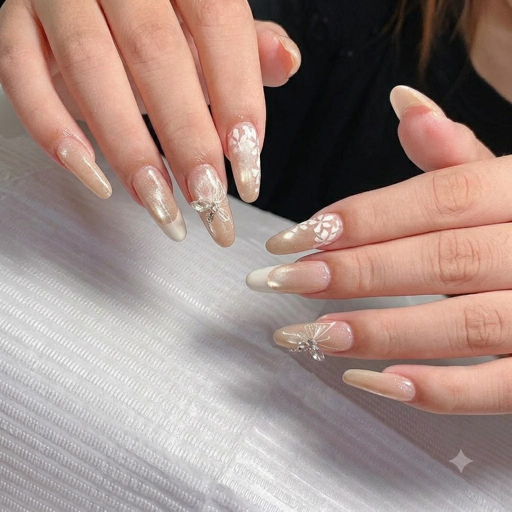 Primo piano dettagliato di un ciondolo a forma di farfalla d argento scintillante fissato saldamente vicino alla cuticola di un unghia d accento.