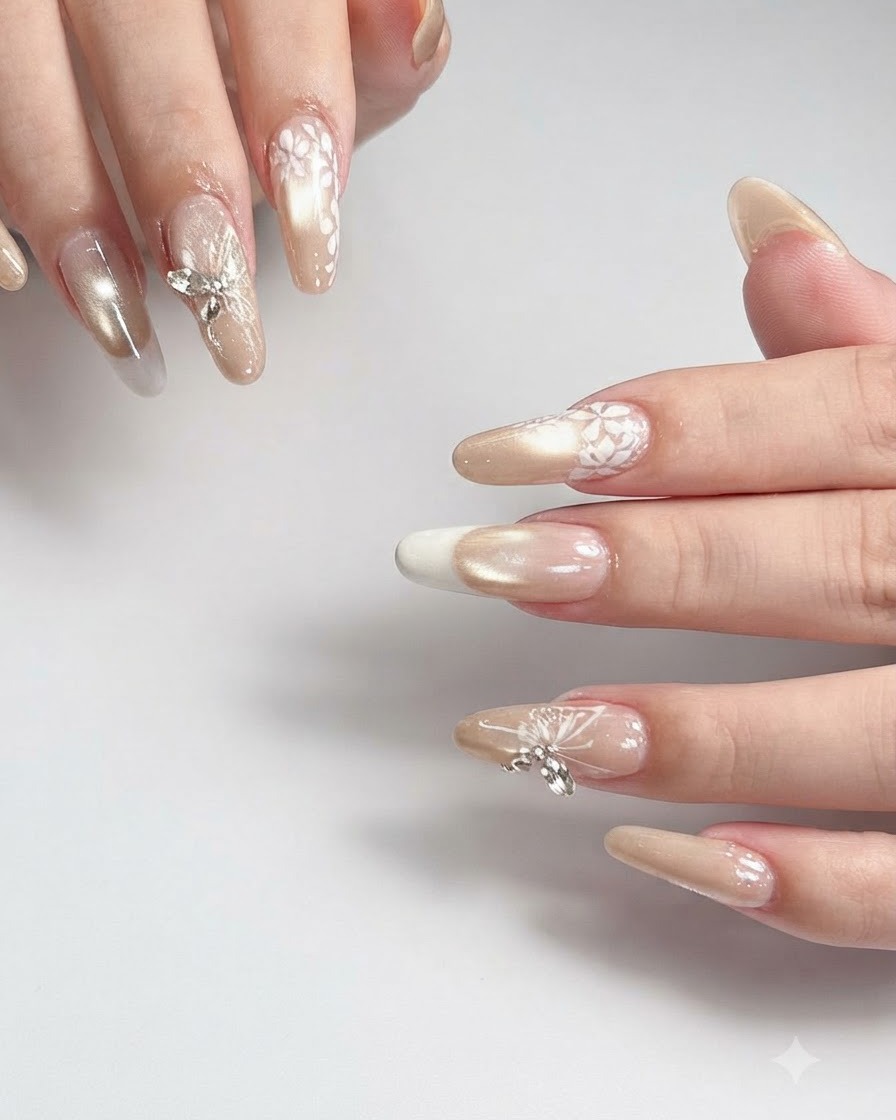 Dita che si muovono leggermente per rivelare una finitura top coat ad alta lucidita che riflette la luce sull intero set di unghie.