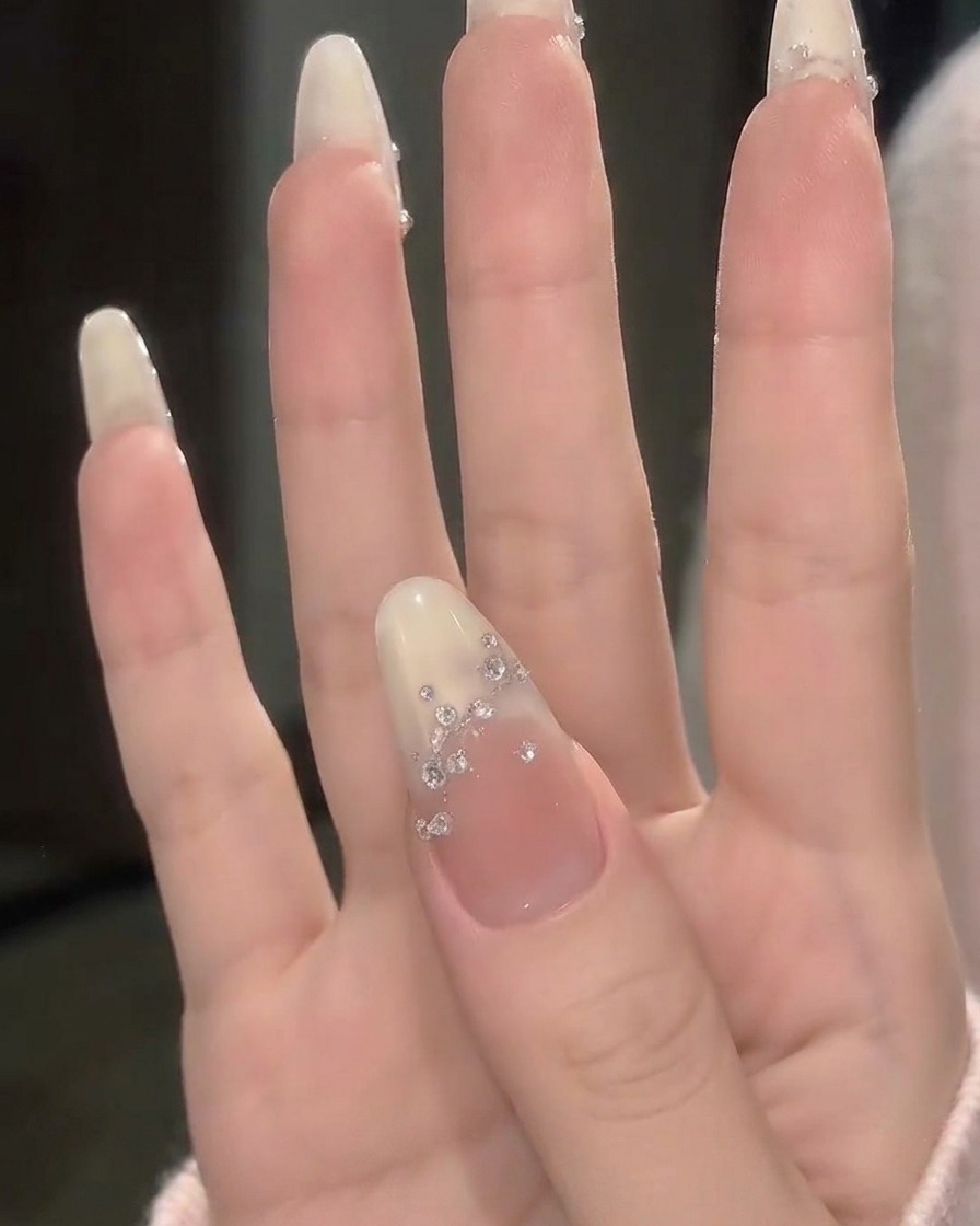 Profilo laterale delle dita che mostra lestrema lucentezza e la superficie curva e liscia della manicure finita.