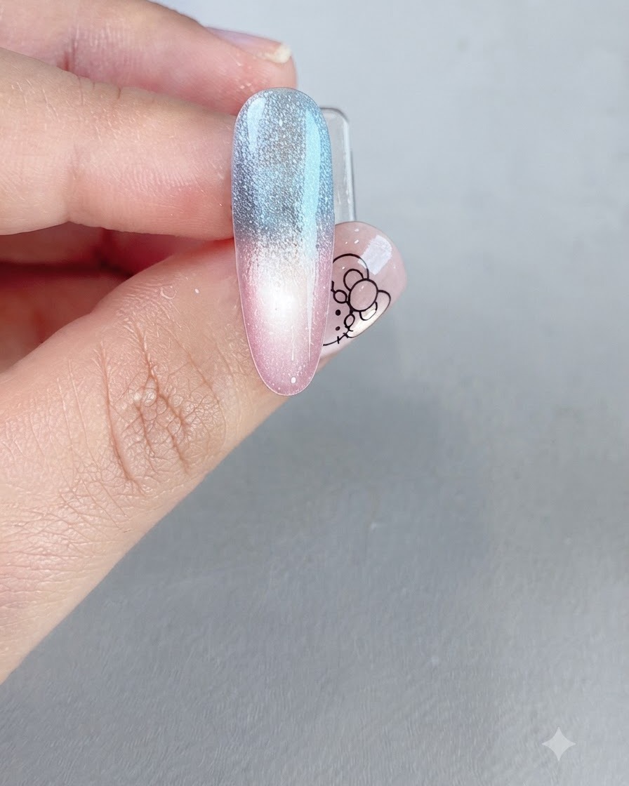 Lunghia che mostra un effetto cat-eye magnetizzato sulla sezione blu superiore.