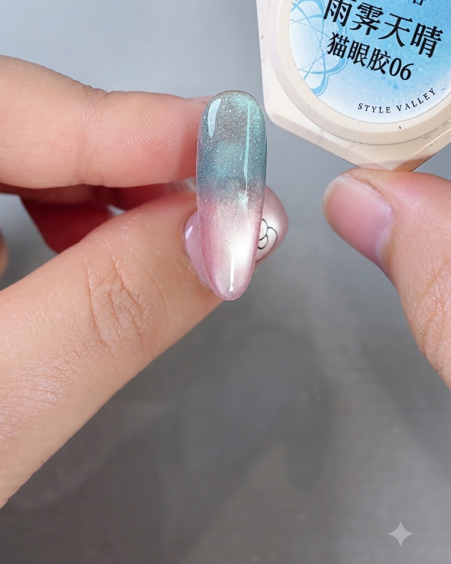 Un pennellino per nail art che applica del gel autolivellante bianco latte su ununghia sfumata per formare morbide forme astratte.