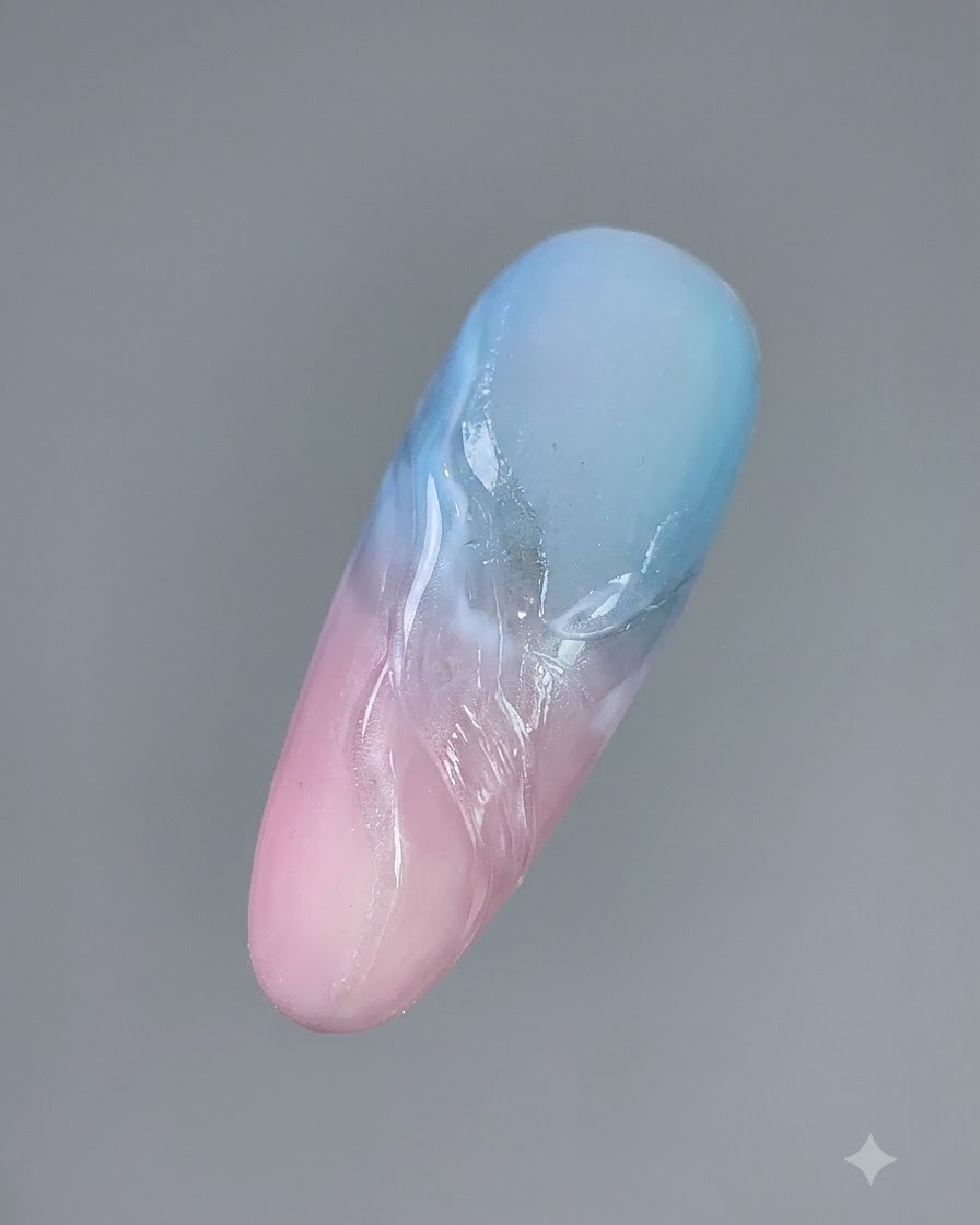 Un campione di unghia finita che mostra nuvole tridimensionali e linee filanti dopo essere stata completamente polimerizzata.