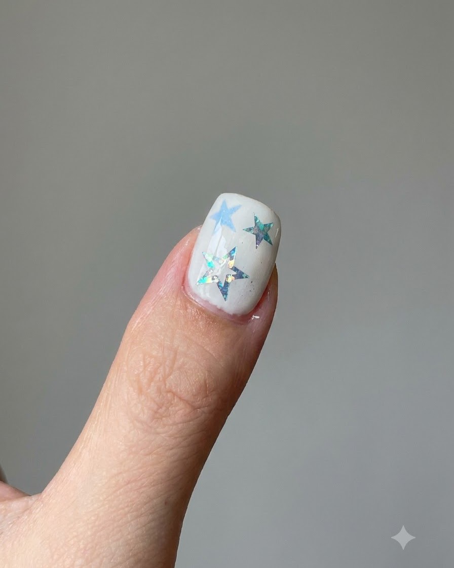 Primo piano di una mano che regge un flacone di gel rosa-viola con il pennello applicatore estratto dal collo.