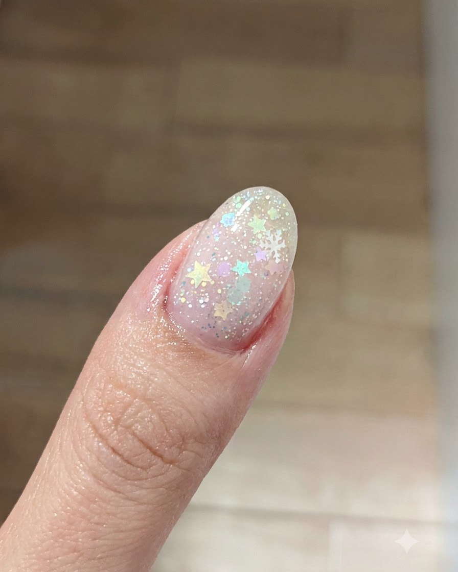 Un primo piano di un colore rosa antico blush che viene delicatamente picchiettato al centro della lamina ungueale.