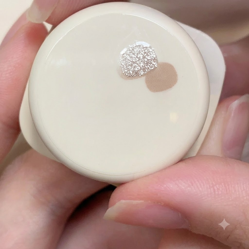 Una vista ravvicinata di un piccolo barattolo contenente gel glitter riflettente fine rosa chiaro e argento accanto a un altro vasetto.