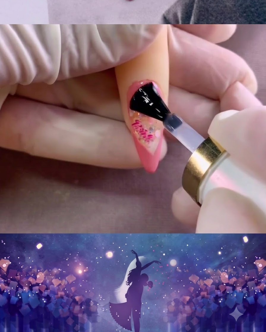 Un pennello per unghie che stende uno strato di top coat opaco sulla superficie dellunghia dipinta di rosa.