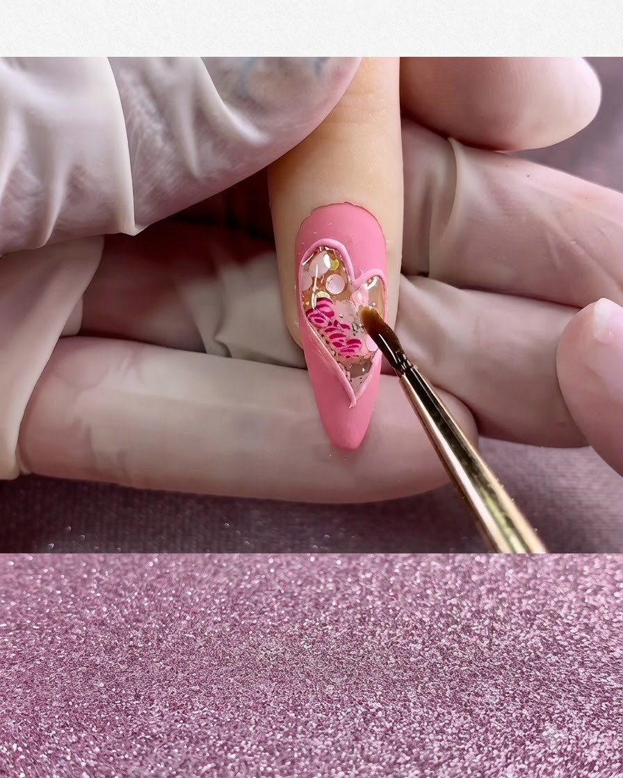 Un pennello fine che applica il top coat lucido trasparente esclusivamente allinterno della forma del cuore.