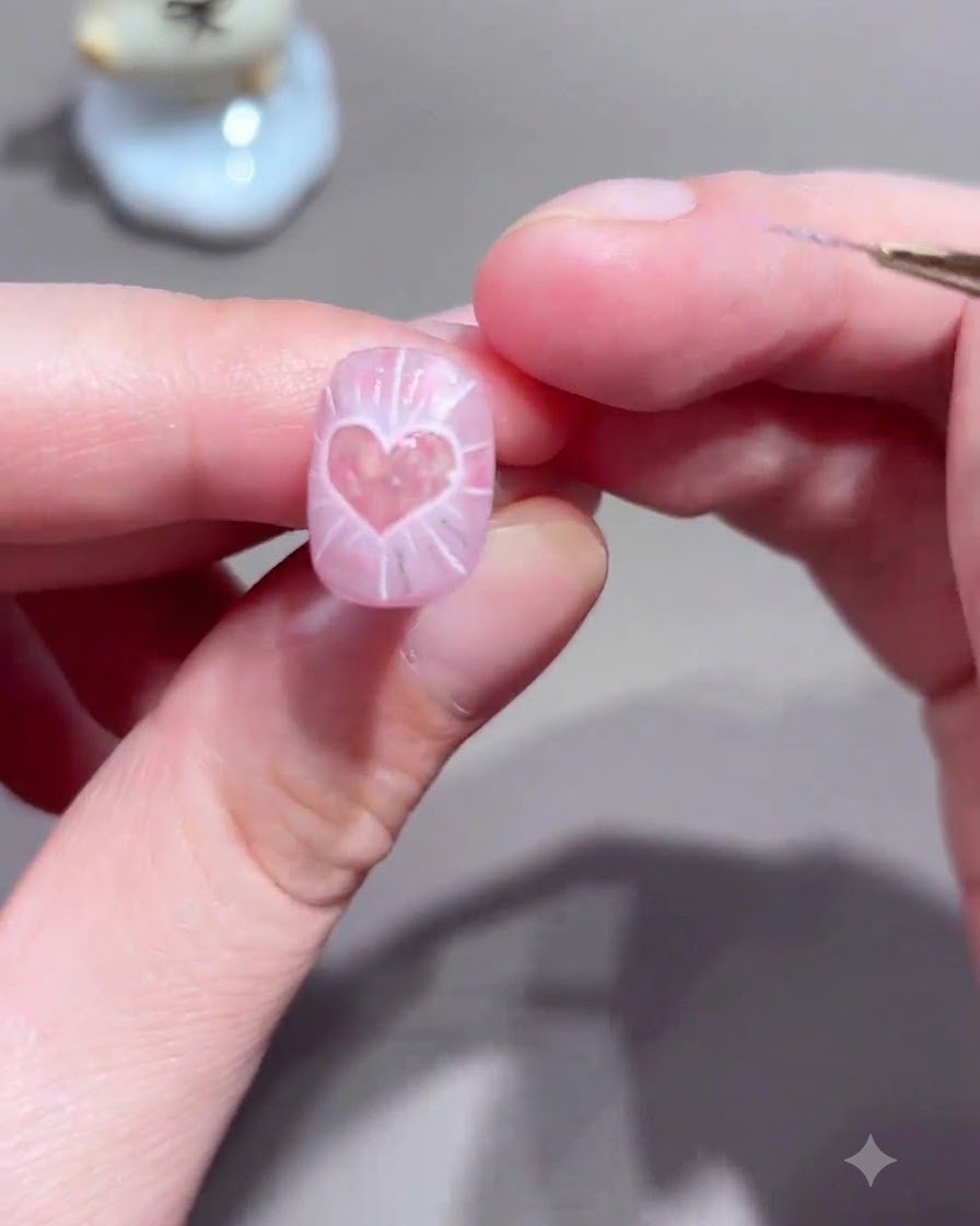 Un pennello per unghie applica un top coat sigillante trasparente sul design completato di nail art a onde di luce.