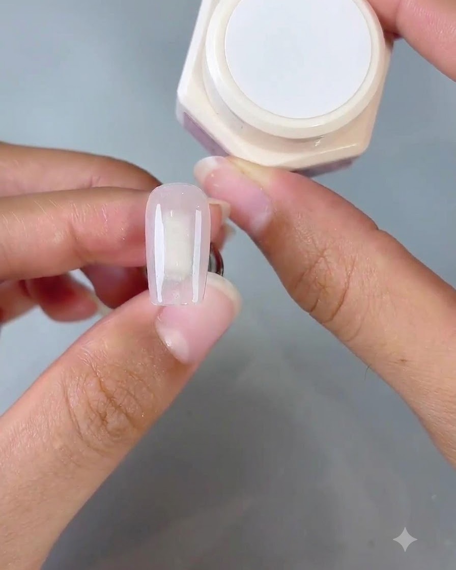 Uno strumento a spugna che tampona il gel Gentle No. 1 sulla punta dellunghia per creare un effetto sfumato ombre.